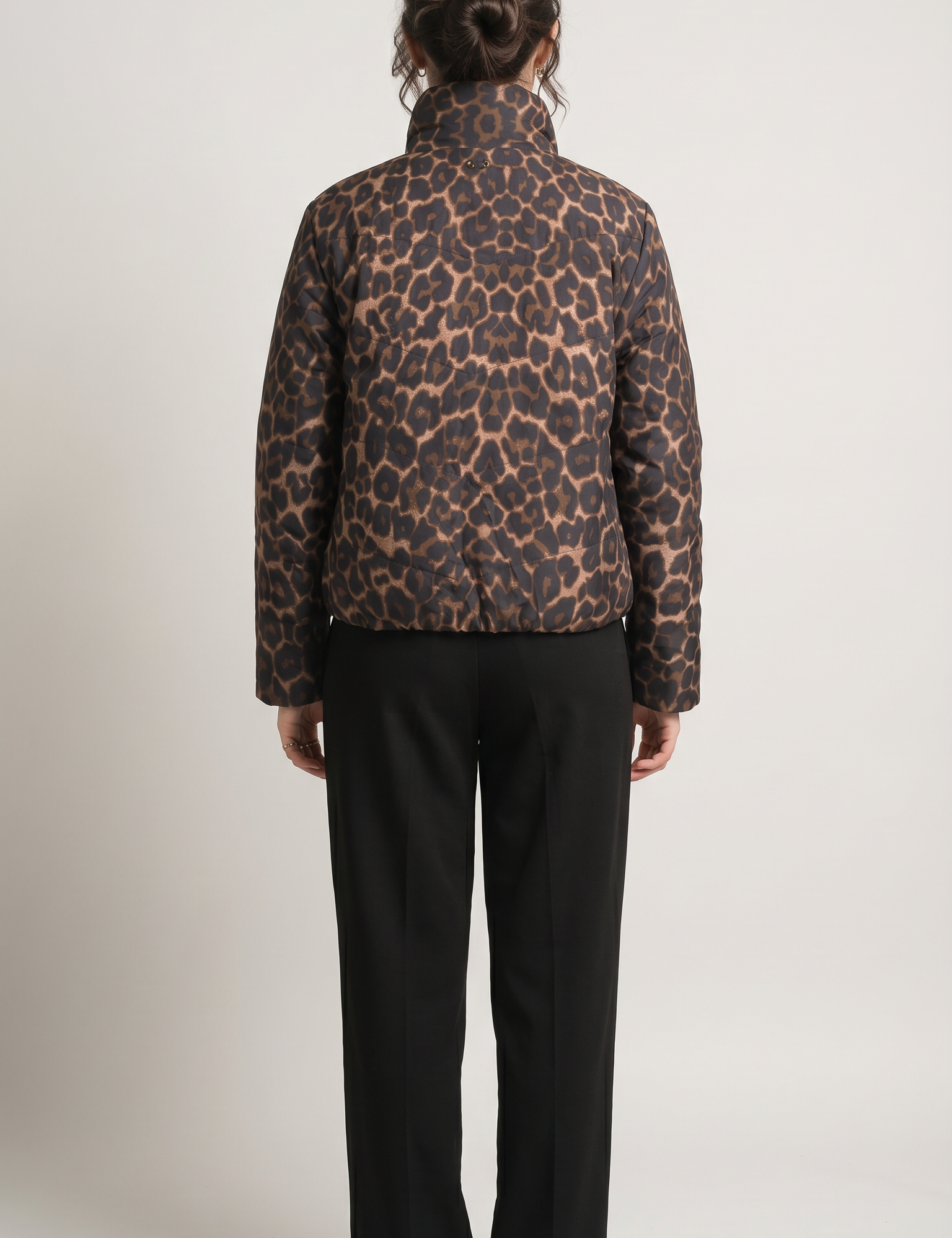 magnific_fullbody-back-view-of-the_62yGVRfiJO_2.png