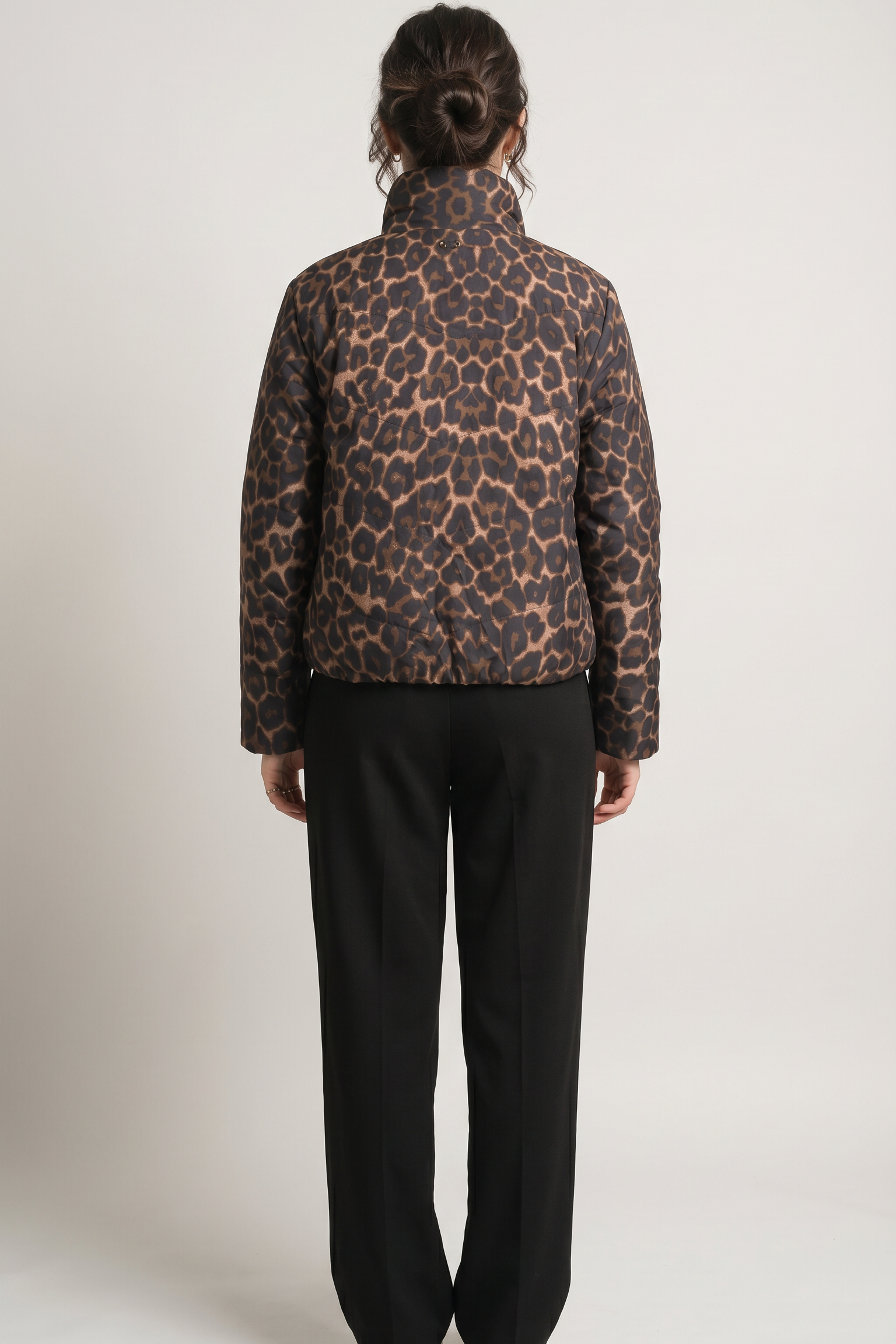magnific_fullbody-back-view-of-the_62yGVRfiJO_2.png